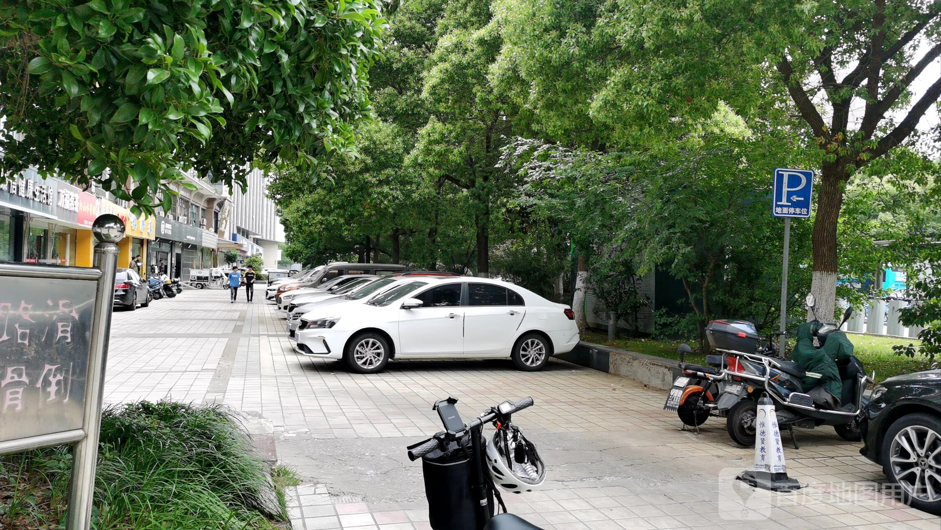 金锡南苑南侧停车场