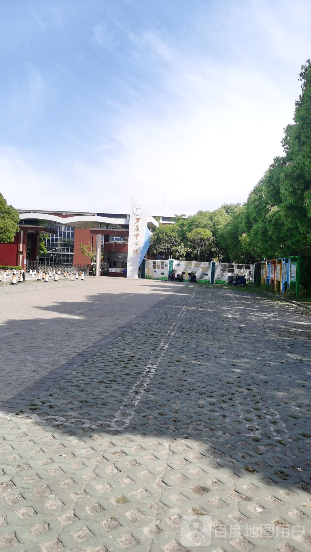 上海市宝山区罗店中心校南侧停车场