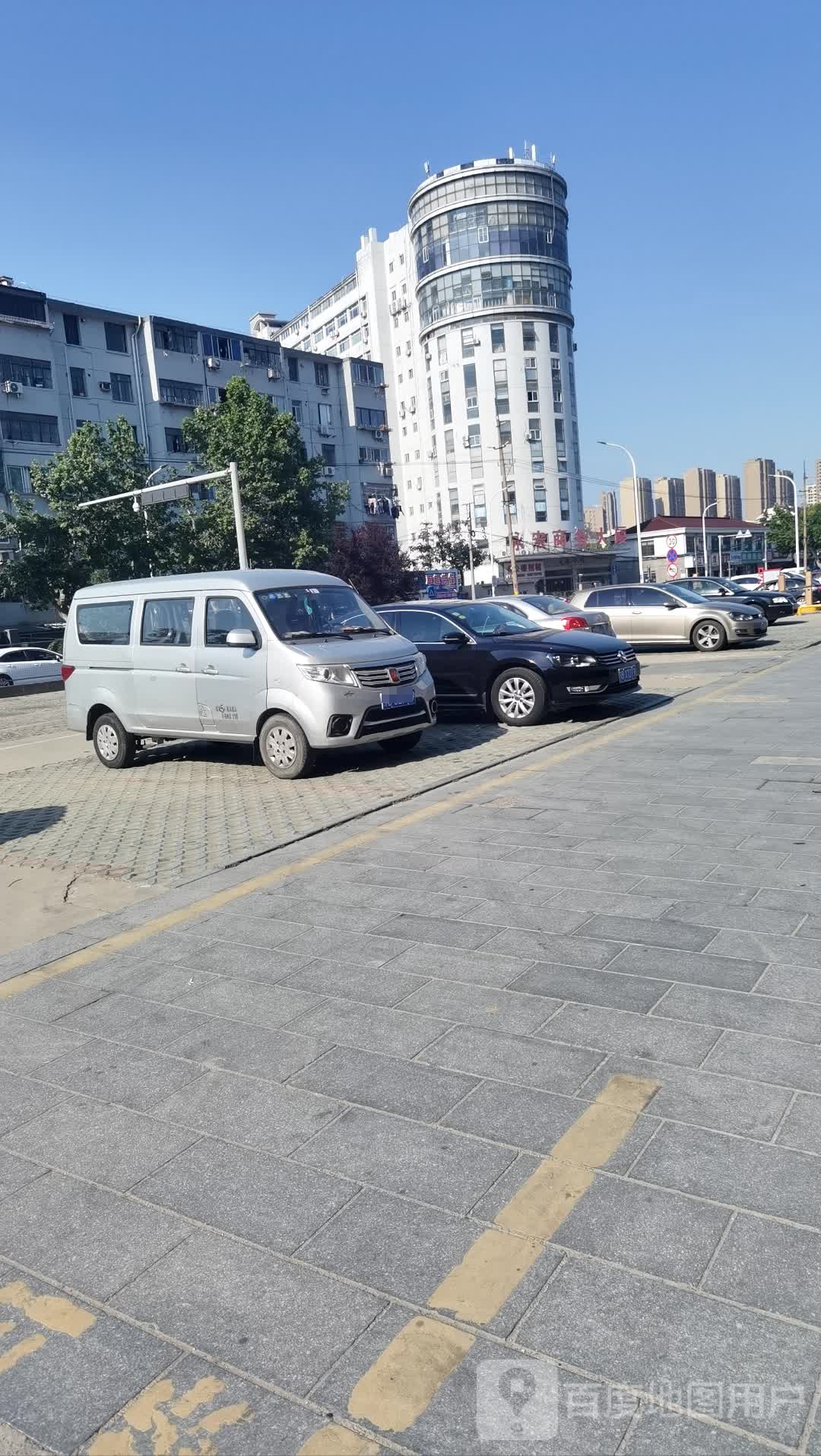工业品交易中心北侧停车场