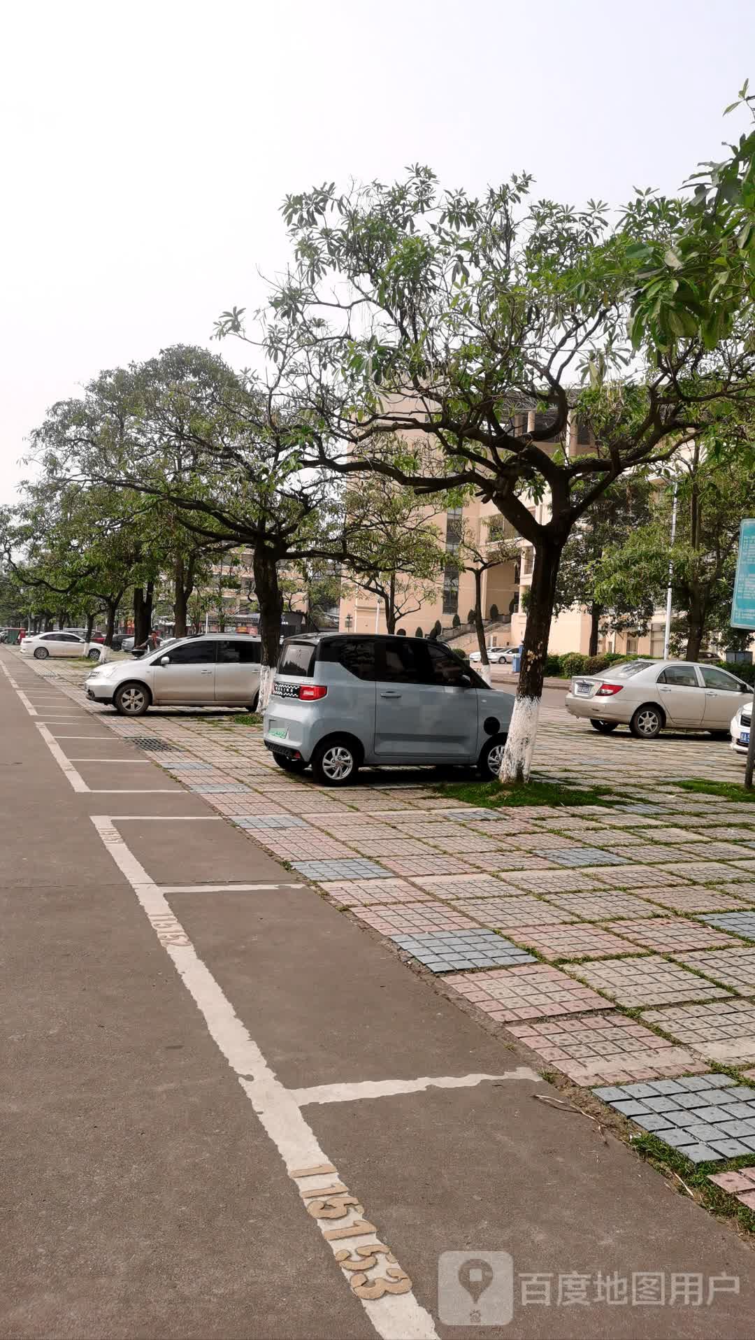 三沿路路侧停车场