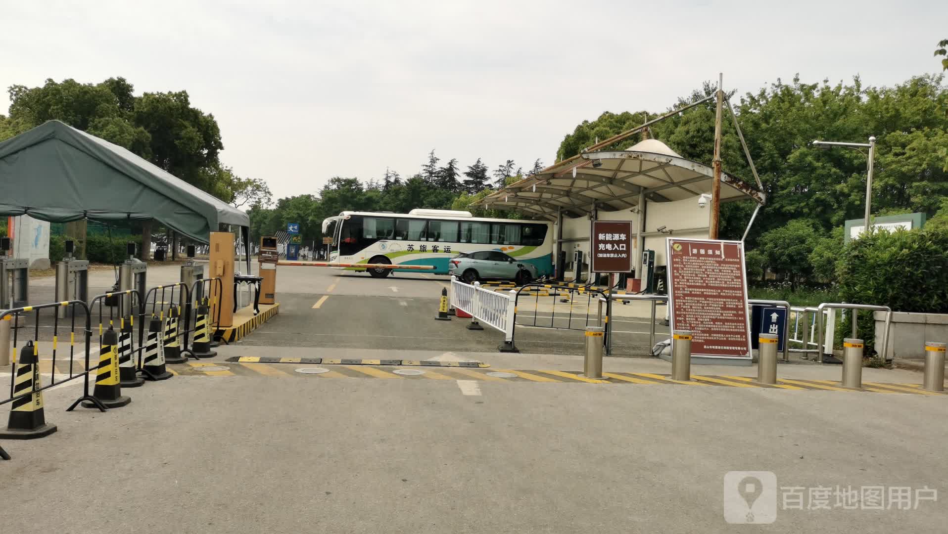 巴解园水上公园游乐场-地上停车场