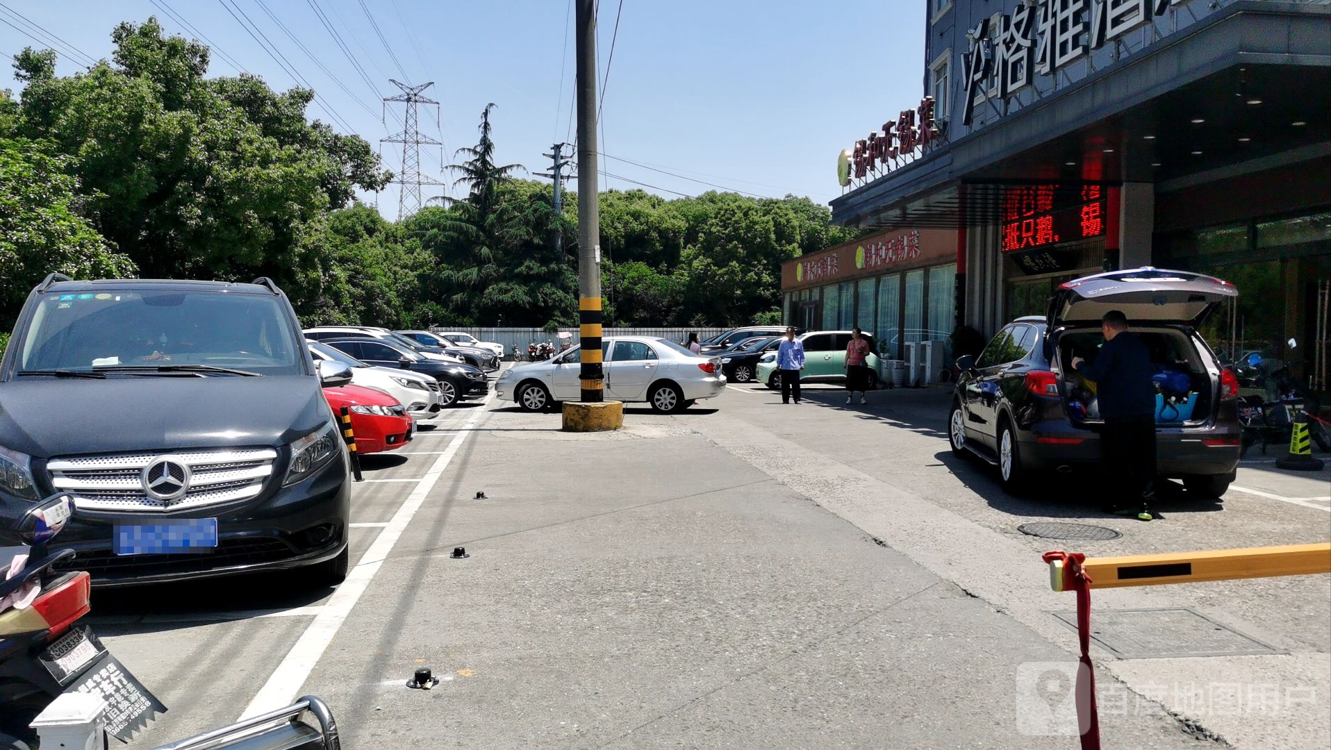 格雅酒店(无锡市湖滨商业街太湖风景区店)北侧停车场