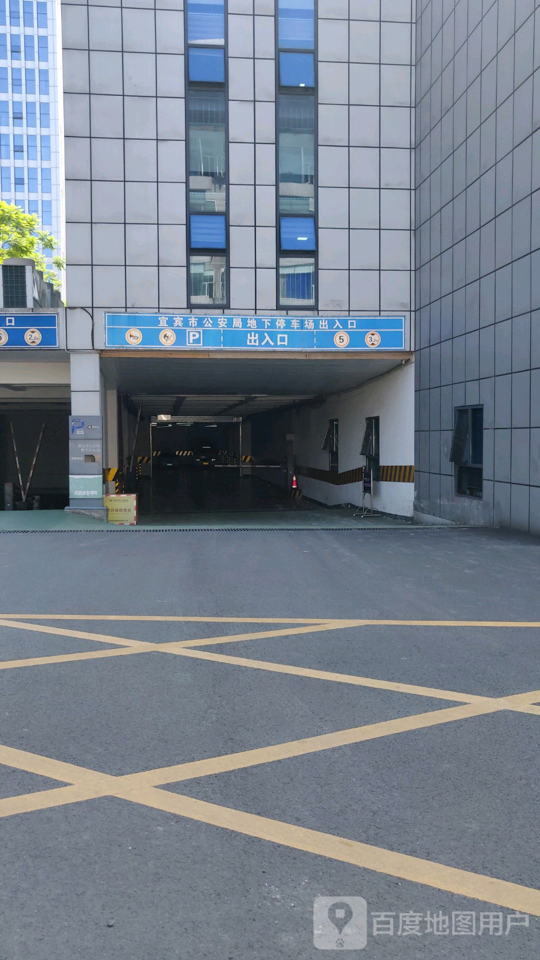 宜宾市公安局地下停车场-出入口