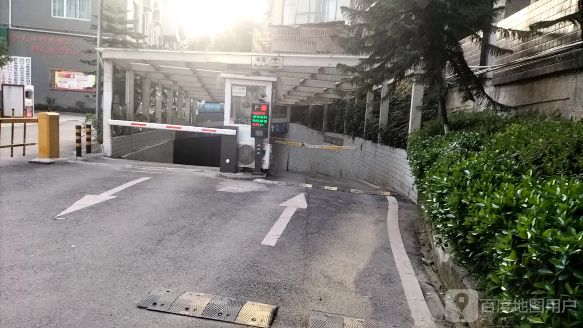 紫微名苑停车场-出入口