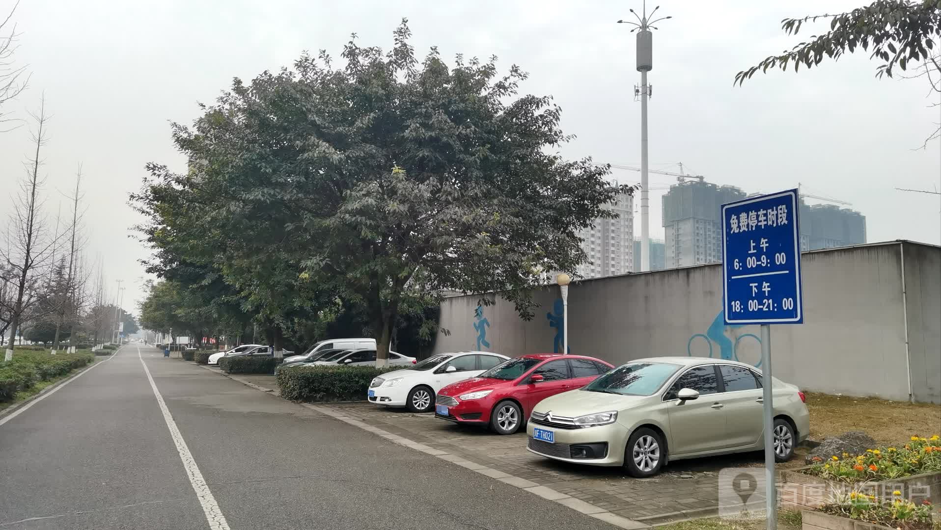 绵竹市体育中心东侧停车场